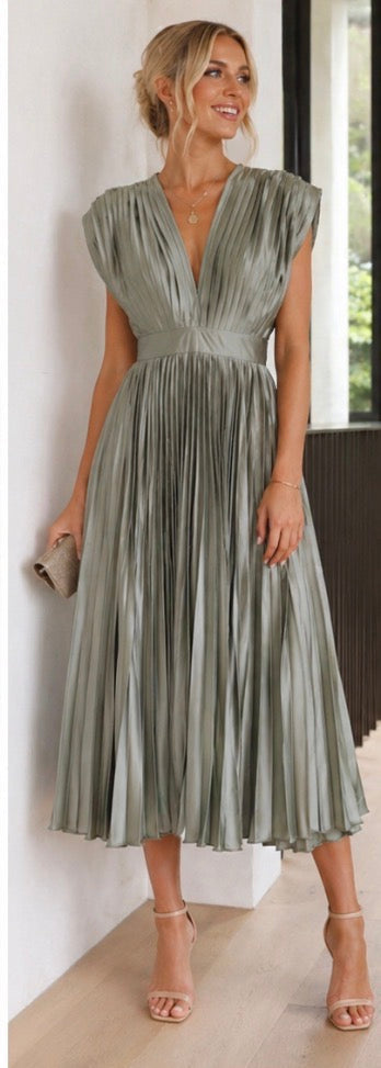 Juliet | Timeless Pleated Midi Dress