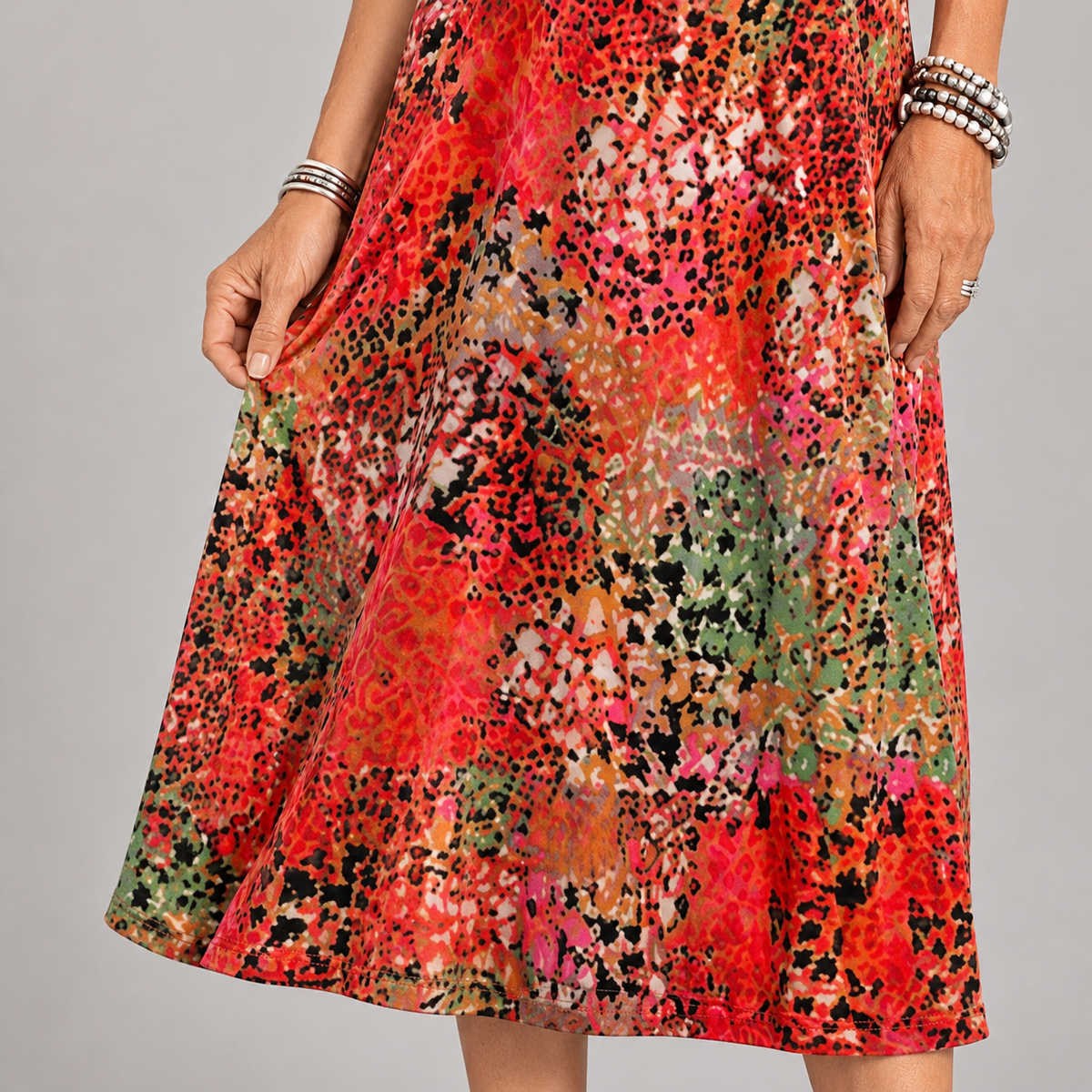 Noosa | Flowy V-Neck Printed Midi Dress